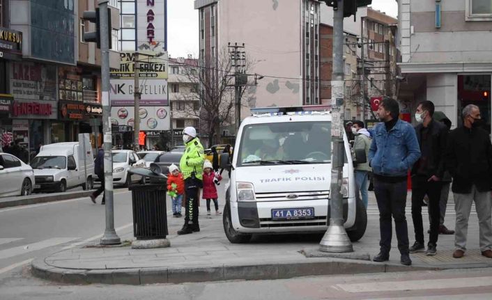 Kırmızı ışıkta geçen yayalara polisten güldüren uyarı: “Geri çekil”