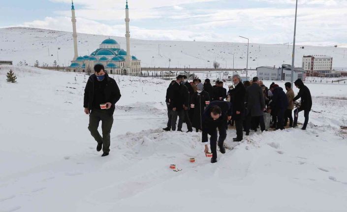 Kış şartlarında yiyecek bulmakta zorlanan sokak hayvanları için doğaya mama bırakıldı