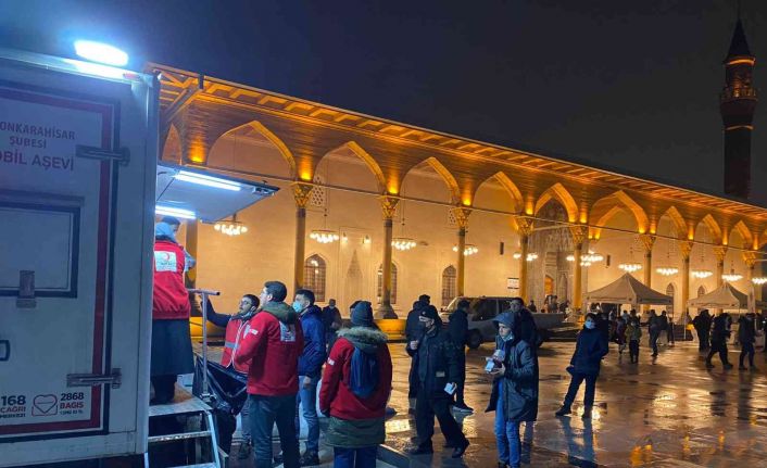 Kızılay, kandil programına gelen cemaate çorba ikramı yaptı