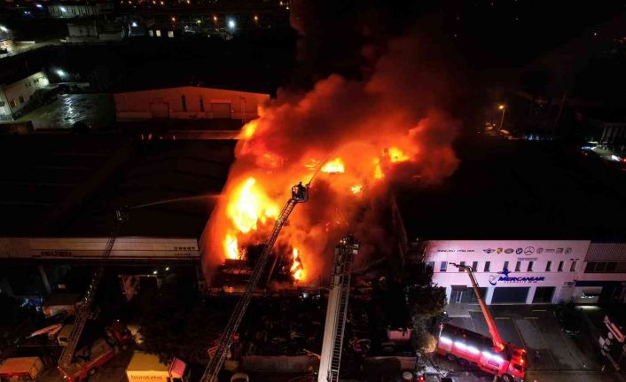 Kocaeli’de bir iş yerinde yangın çıktı, ekiplerin alevlere müdahalesi sürüyor
