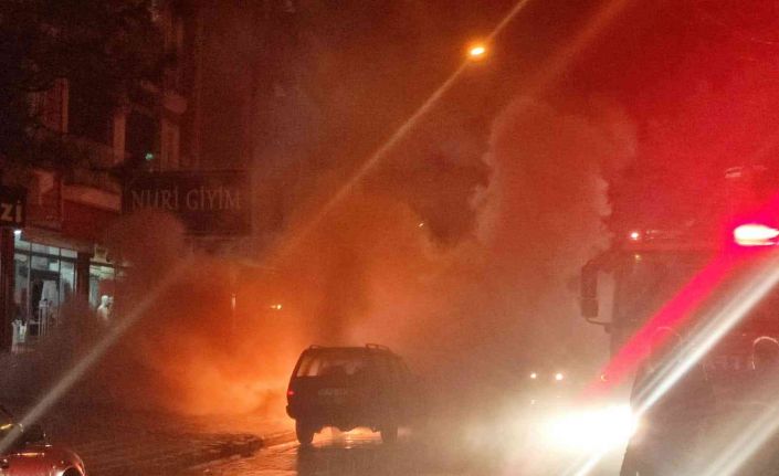 Kontağı çevirdi, otomobil alev alev yandı