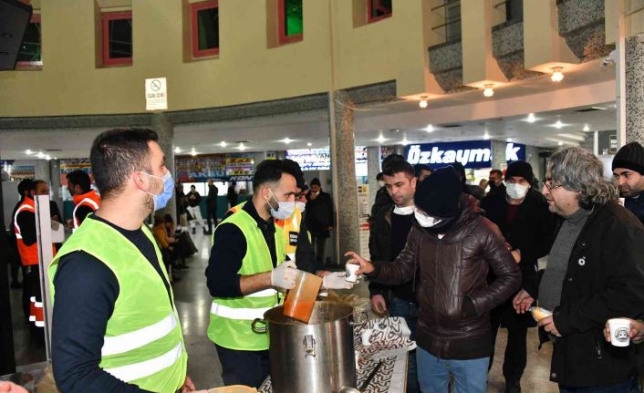 Konya Büyükşehir gece otogarda bekleyen yolculara çorba ikram etti