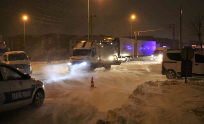 Konya’yı çevre illere bağlayan yollar, tipi nedeniyle ulaşıma kapatıldı