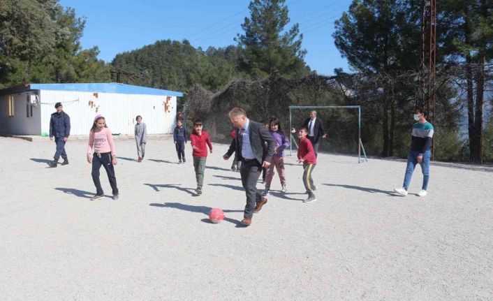Köy okuluna ziyarete giden Bucak Kaymakamı Erol Tanrıkulu soluğu sahada aldı