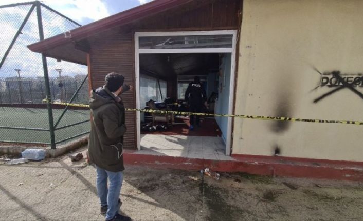 Mahalleli gençlerin kurduğu amatör spor kulübü’nün kapısını ve sobasını çaldılar