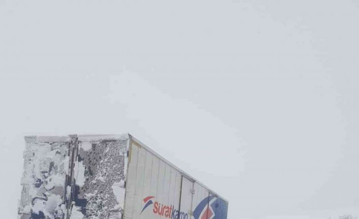 Malatya-Kayseri karayolunda kamyon ve tırlara kapatıldı