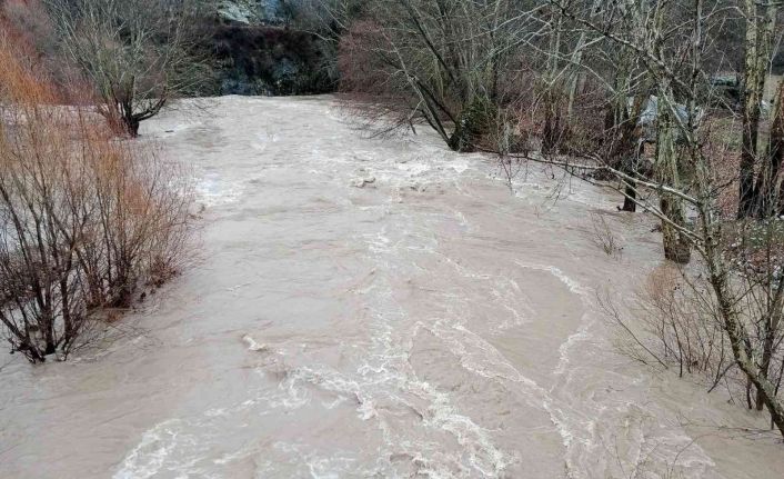 Malatya’da Kozluk Çayı taştı, yollar su altında kaldı