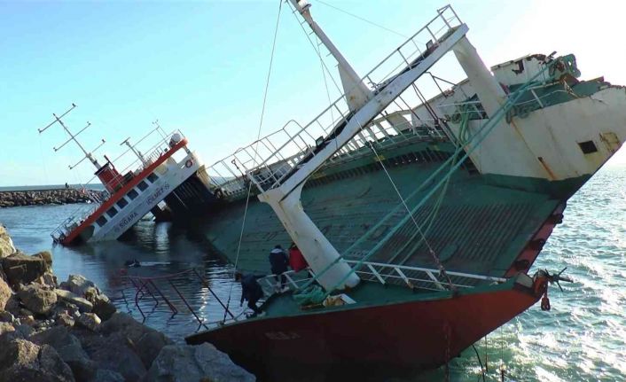 Maltepe Sahilde tehlikeli eğlence: Yan yatan gemi çocukların oyun alanına döndü