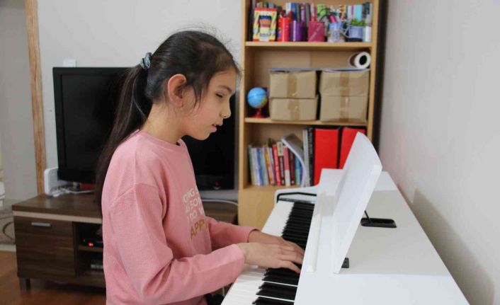 Merasim Sokak’taki terör saldırısında gözlerini kaybeden Buse hayata müzikle tutunuyor