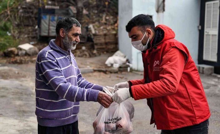 Mersin Büyükşehir Belediyesi, vatandaşa 50 ton daha patates ve soğan dağıtıyor
