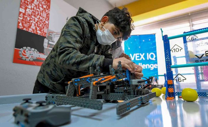 Mersin’de çocuklar robot tasarlıyor