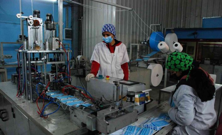 Meslek lisesini maske fabrikasına çevirdiler, 2 yılda 7 milyonluk ciro yaptılar