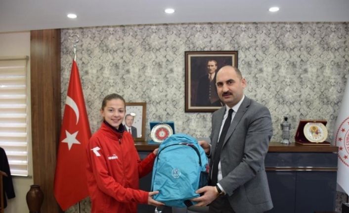 Milli Takım hazırlık kampı kadrosuna davet edilen başarılı sporcuyu makamında ağırladı