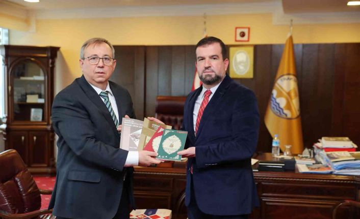 Öğr. Gör. Dr. Nur, eserlerini Rektör Tabakoğlu’na takdim etti