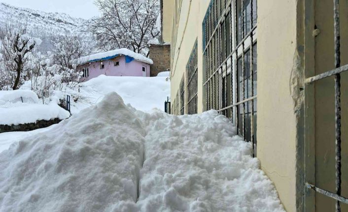 Okulun birinci katı metrelerce karın altında kaldı, kar yığını pencereleri kapattı