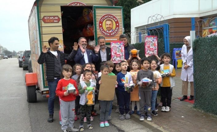 Onu görünce çocukların yüzünde gülücükler açıyor