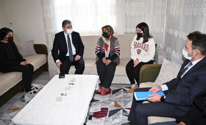 Osmaniye Valisi, konuk olduğu ailelerin sorunlarına ortak oluyor