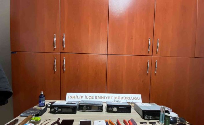 Oto hırsızı polisten kaçamadı