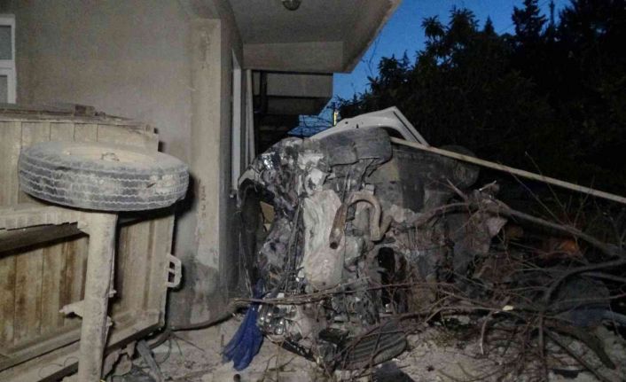 Otomobil bahçe duvarını aştı, römorku devirip evin duvarına çarptı: 3 yaralı