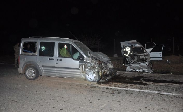 Otomobil ile hafif ticari araç çarpıştı: 1 ölü, 1 ağır yaralı