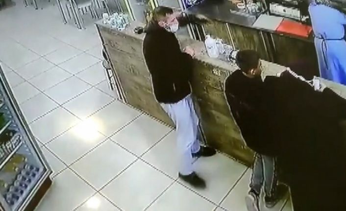 (Özel) Önce sipariş verdi, sonra herkesin içinde 2 tane telefonu böyle çaldı