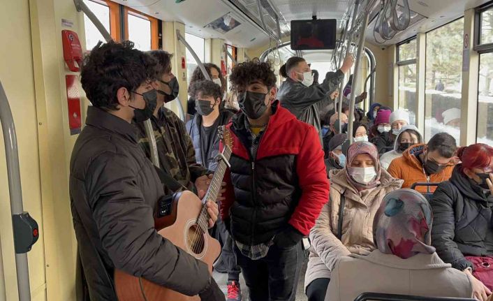 (ÖZEL) Tramvaylarda sahne provası yapan lise öğrencileri büyük hayallerinin peşinden gidiyor