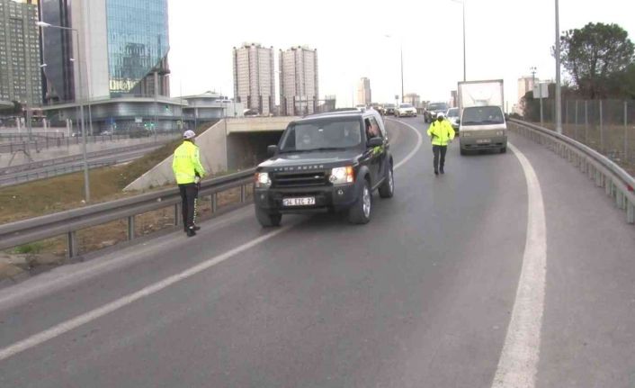 Polisleri görünce otoyolda geri geri kaçmaya çalıştı, cezadan kurtulamadı
