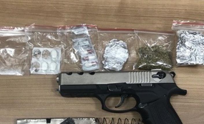 Polisten kaçan şahsın üzerinde silah, bıçak ve uyuşturucu madde bulundu