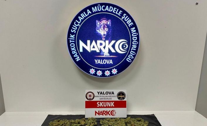 Polisten kaçarken 5 kilo uyuşturucuyu yola attı