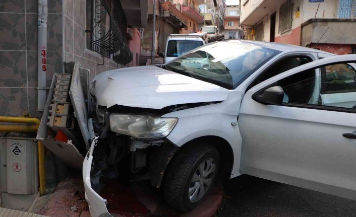 Polisten kaçarken kaza yaptı: Sürücü kaçtı otomobilde uyuşturucu madde bulundu