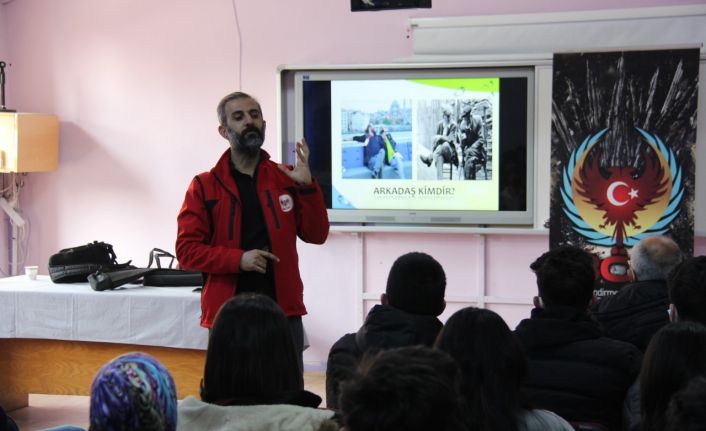 Polisten öğrencilere ’’terörden uzak kalsın’’ mesajı