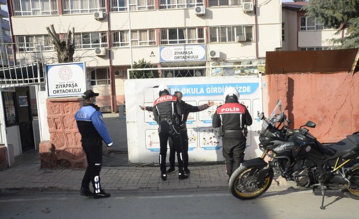 Polisten okul önlerinde sıkı önlem