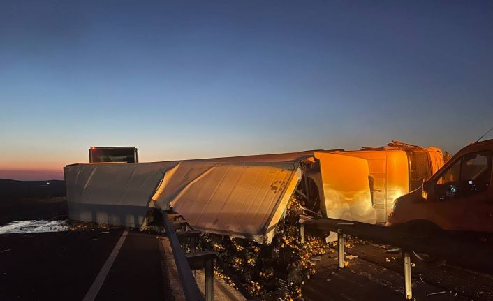 Portakal yüklü tır devrildi