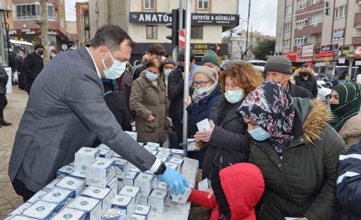 Regaib Kandili dolayısıyla kandil simidi dağıtıldı