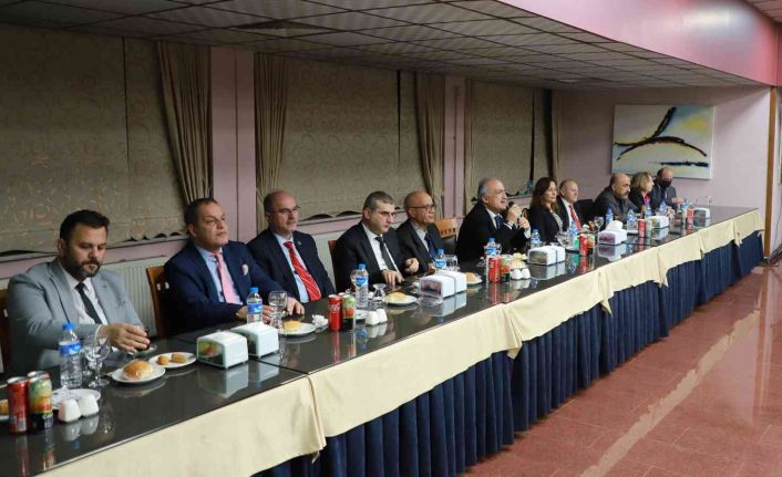 Rektör Çomaklı, yıllık yayın sayıları 5 ile 9 arasında olan öğretim üyeleriyle bir araya geldi