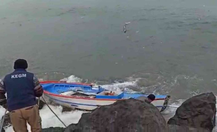 Rize’de kayığı alabora olan amatör balıkçı son anda kurtuldu