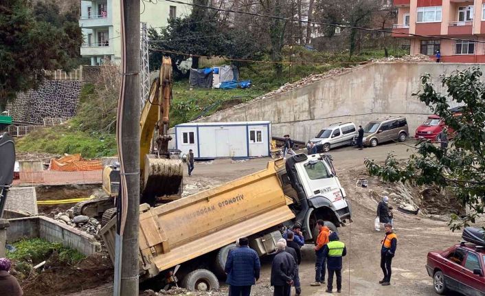 Rize’de yol çökünce kamyon dere yatağına düştü