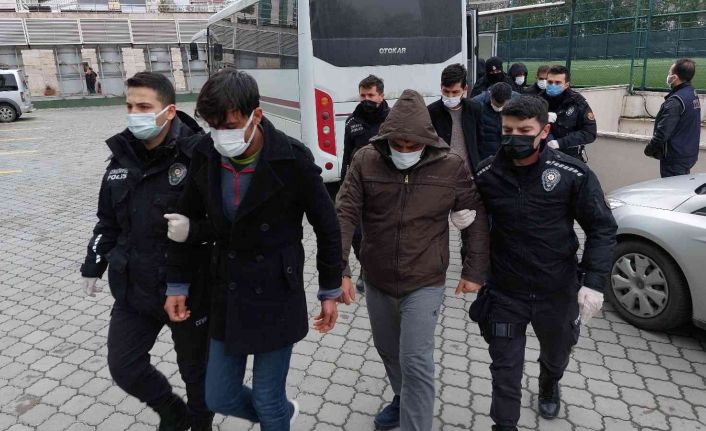 Samsun’da DEAŞ’tan gözaltına alınan 12 yabancı uyruklu şahıs adliyeye sevk edildi