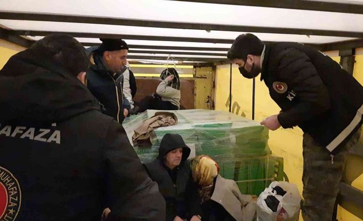 Sarp Sınır Kapısında tırın dorsesinde yurt dışına kaçmaya çalışan 5 kişi yakalandı