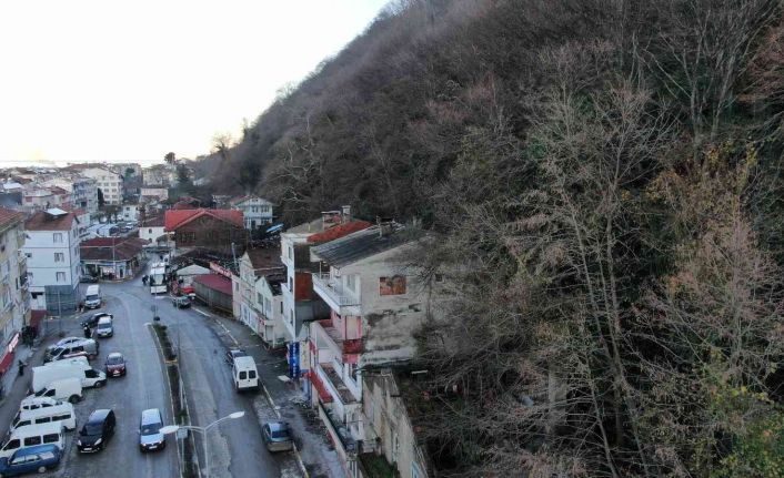 Sel felaketi heyelanı tetikledi: 13 iş yeri ve 13 konut tahliye edildi