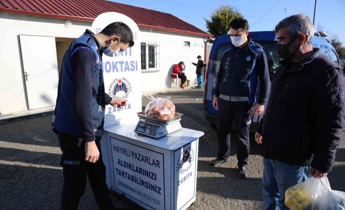 Semt pazarlarında tartı ve fiyat etiketlerini tek tek denetlendi
