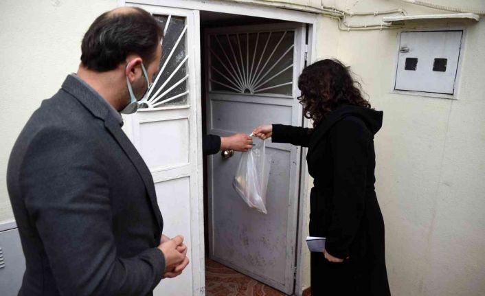 Tarsus Belediyesi, askıda et ve peyniri ihtiyaç sahiplerinin evine götürüyor