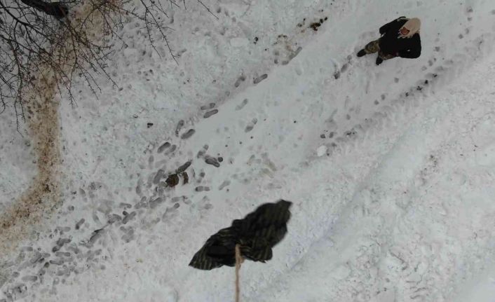 Tipi yolu kapattı, jandarma ekipleri hastaya ilacını drone ile ulaştırdı
