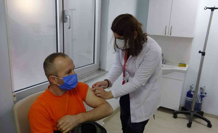 Türkiye genelinde 40 merkezden biri olan Trabzon’da Turkovac aşısı uygulaması bu sabah başladı