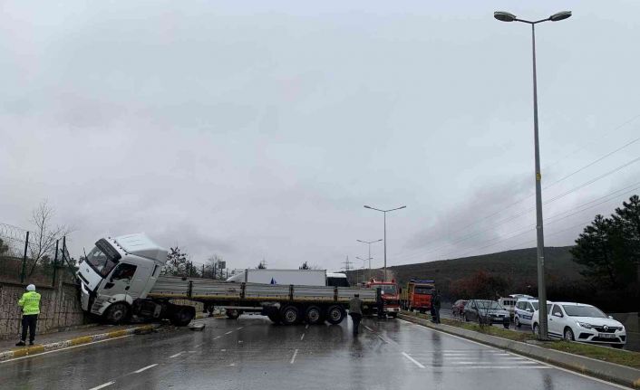 Tuzla’da, kontrolden çıkan tır jandarma komutanlığının duvarına çarptı