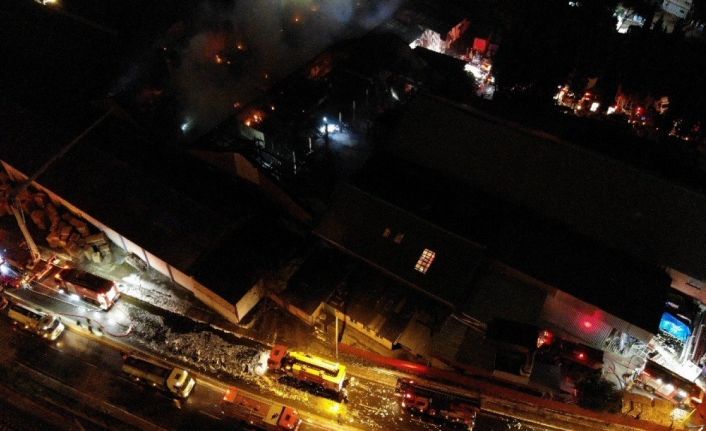 Tuzla’daki fabrika yangını 3 buçuk saatlik çalışma ile kontrol altına alındı