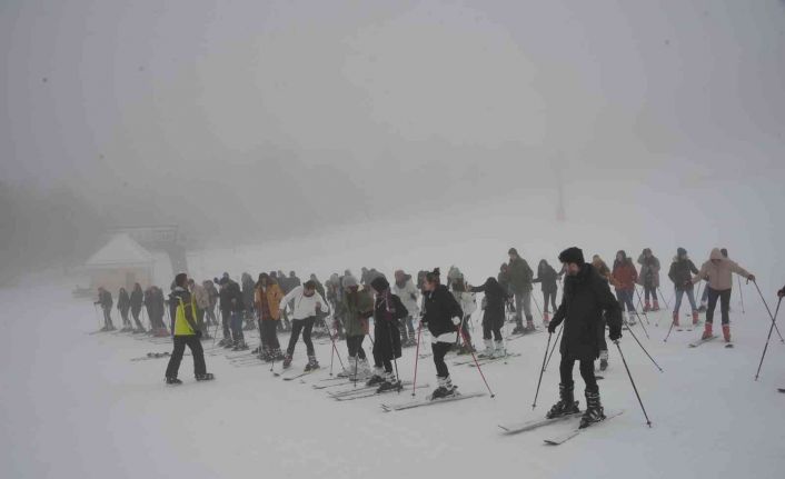 Üniversite öğrencileri, Murat Dağı Termal Kayak Merkezi’nde harmandalı zeybeği oynadı
