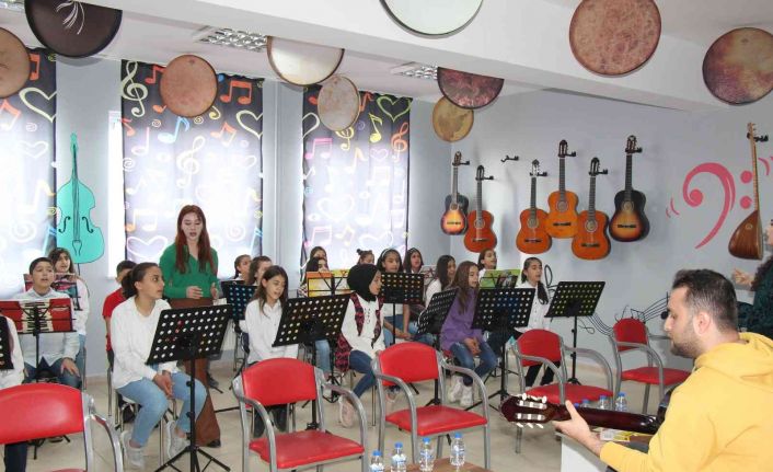 Ünlü şarkıcı kızının doğum günü anısına Mardin’deki bir okula müzik atölyesi yaptırdı