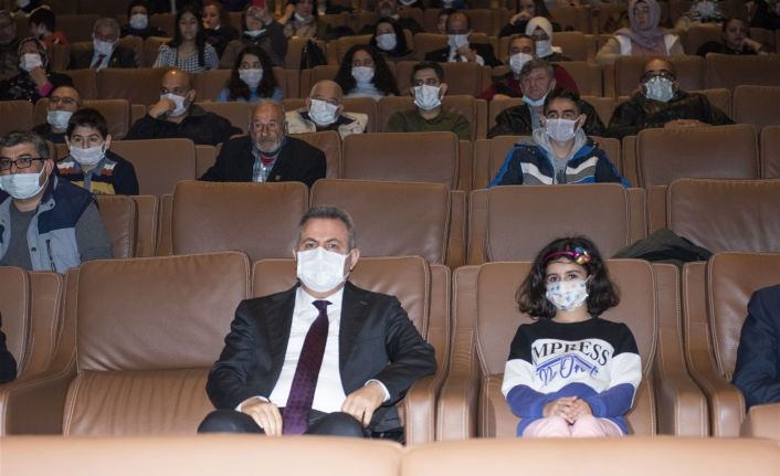 Vali Elban çocuklar ile "Kesişme: İyi ki Varsın Eren" filmini izledi