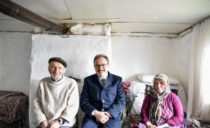 Vali Kızılkaya, 60 yıldır aynı yastığa baş koyan çiftin talebini kırmadı